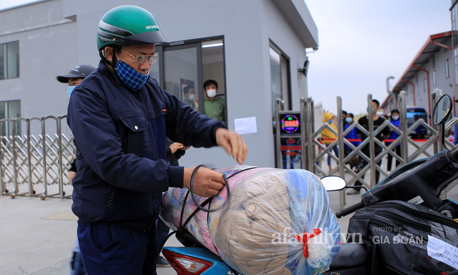 Mẹ rưng rưng nước mắt đem đồ dùng đến tiếp tế, dặn dò con gái qua hàng rào khu cách ly ở Hải Dương-3