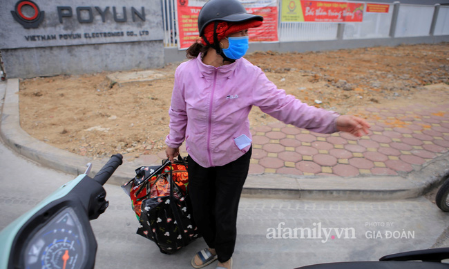 Mẹ rưng rưng nước mắt đem đồ dùng đến tiếp tế, dặn dò con gái qua hàng rào khu cách ly ở Hải Dương-4