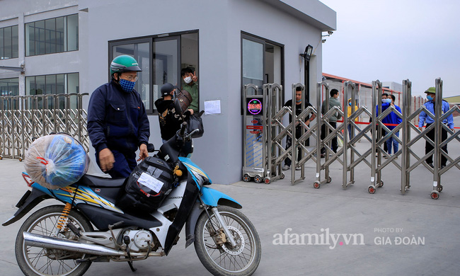 Mẹ rưng rưng nước mắt đem đồ dùng đến tiếp tế, dặn dò con gái qua hàng rào khu cách ly ở Hải Dương-2