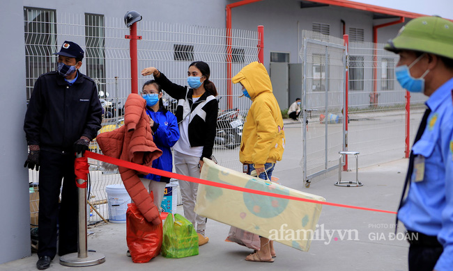 Mẹ rưng rưng nước mắt đem đồ dùng đến tiếp tế, dặn dò con gái qua hàng rào khu cách ly ở Hải Dương-6