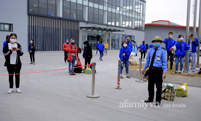 Mẹ rưng rưng nước mắt đem đồ dùng đến tiếp tế, dặn dò con gái qua hàng rào khu cách ly ở Hải Dương-10