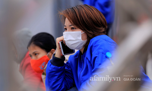 Mẹ rưng rưng nước mắt đem đồ dùng đến tiếp tế, dặn dò con gái qua hàng rào khu cách ly ở Hải Dương-11