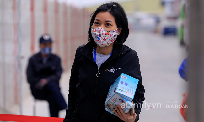 Mẹ rưng rưng nước mắt đem đồ dùng đến tiếp tế, dặn dò con gái qua hàng rào khu cách ly ở Hải Dương-12