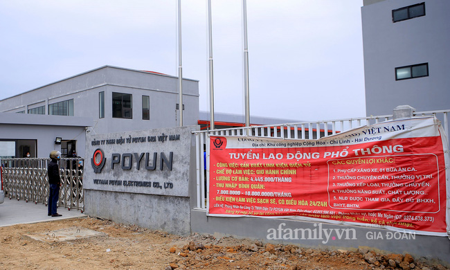 Mẹ rưng rưng nước mắt đem đồ dùng đến tiếp tế, dặn dò con gái qua hàng rào khu cách ly ở Hải Dương-13