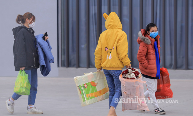 Mẹ rưng rưng nước mắt đem đồ dùng đến tiếp tế, dặn dò con gái qua hàng rào khu cách ly ở Hải Dương-14