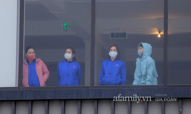 Mẹ rưng rưng nước mắt đem đồ dùng đến tiếp tế, dặn dò con gái qua hàng rào khu cách ly ở Hải Dương-15