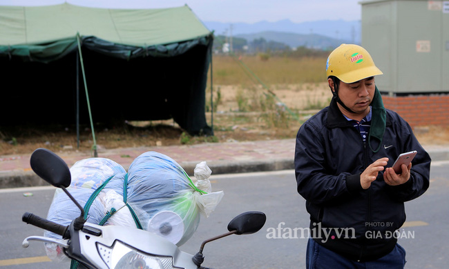 Mẹ rưng rưng nước mắt đem đồ dùng đến tiếp tế, dặn dò con gái qua hàng rào khu cách ly ở Hải Dương-16