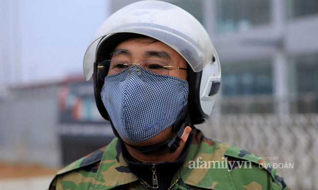 Mẹ rưng rưng nước mắt đem đồ dùng đến tiếp tế, dặn dò con gái qua hàng rào khu cách ly ở Hải Dương-17