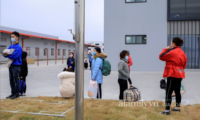 Mẹ rưng rưng nước mắt đem đồ dùng đến tiếp tế, dặn dò con gái qua hàng rào khu cách ly ở Hải Dương-7