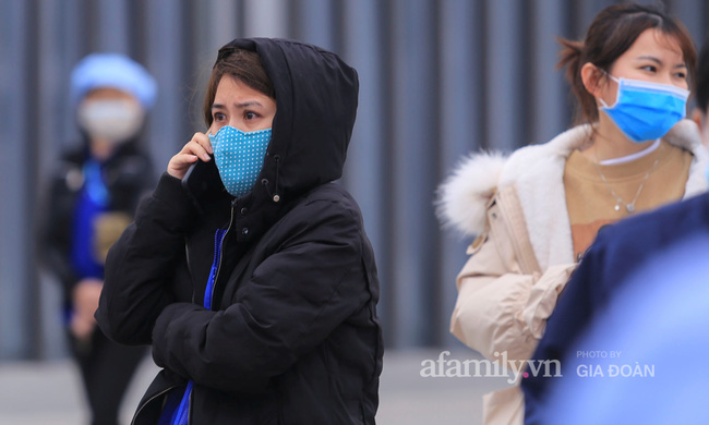 Mẹ rưng rưng nước mắt đem đồ dùng đến tiếp tế, dặn dò con gái qua hàng rào khu cách ly ở Hải Dương-8