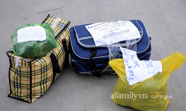 Mẹ rưng rưng nước mắt đem đồ dùng đến tiếp tế, dặn dò con gái qua hàng rào khu cách ly ở Hải Dương-9