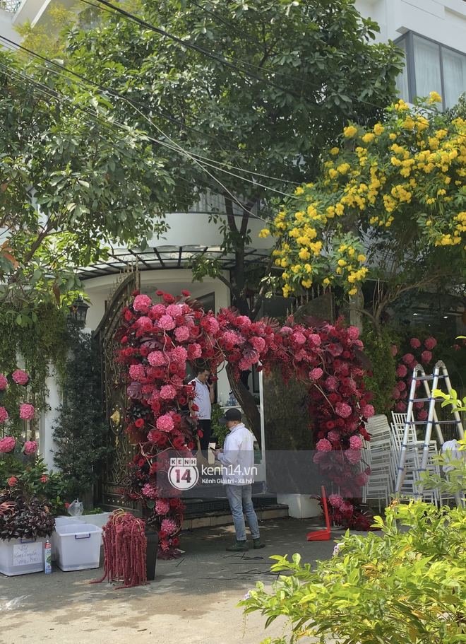 Đầu cầu biệt thự nhà Phan Thành: Rolls-Royce 34 tỷ đã sẵn sàng để rước dâu, các khâu trang trí tươm tất cả rồi-8