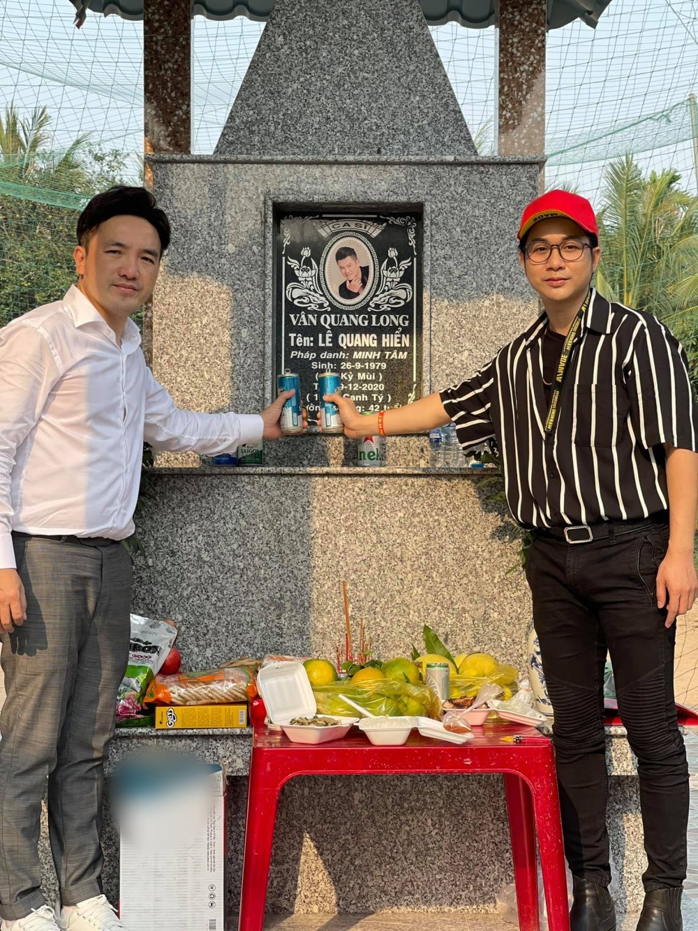 Dương Ngọc Thái về thăm mộ, nhận bé út nhà Vân Quang Long làm con nuôi-1