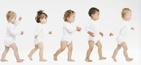 4 sai lầm phổ biến của cha mẹ khi con yêu bước vào tuổi tập đi, tưởng là tốt nhưng thực chất có thể khiến bé bị tổn thương nghiêm trọng-1
