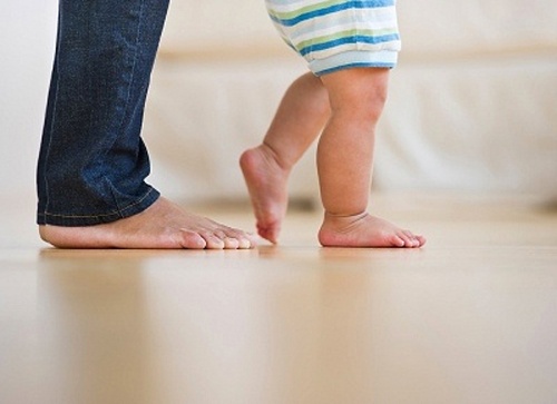 4 sai lầm phổ biến của cha mẹ khi con yêu bước vào tuổi tập đi, tưởng là tốt nhưng thực chất có thể khiến bé bị tổn thương nghiêm trọng-2