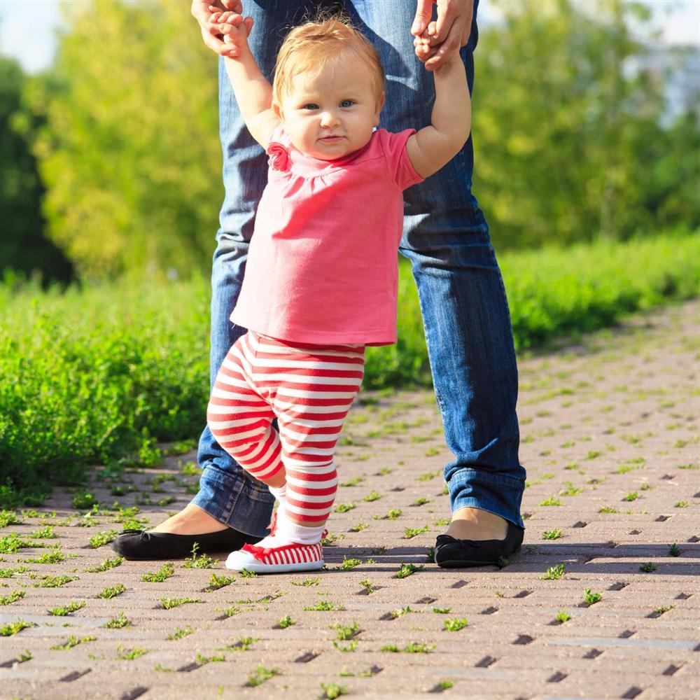 4 sai lầm phổ biến của cha mẹ khi con yêu bước vào tuổi tập đi, tưởng là tốt nhưng thực chất có thể khiến bé bị tổn thương nghiêm trọng-5
