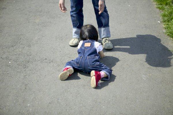 4 sai lầm phổ biến của cha mẹ khi con yêu bước vào tuổi tập đi, tưởng là tốt nhưng thực chất có thể khiến bé bị tổn thương nghiêm trọng-3