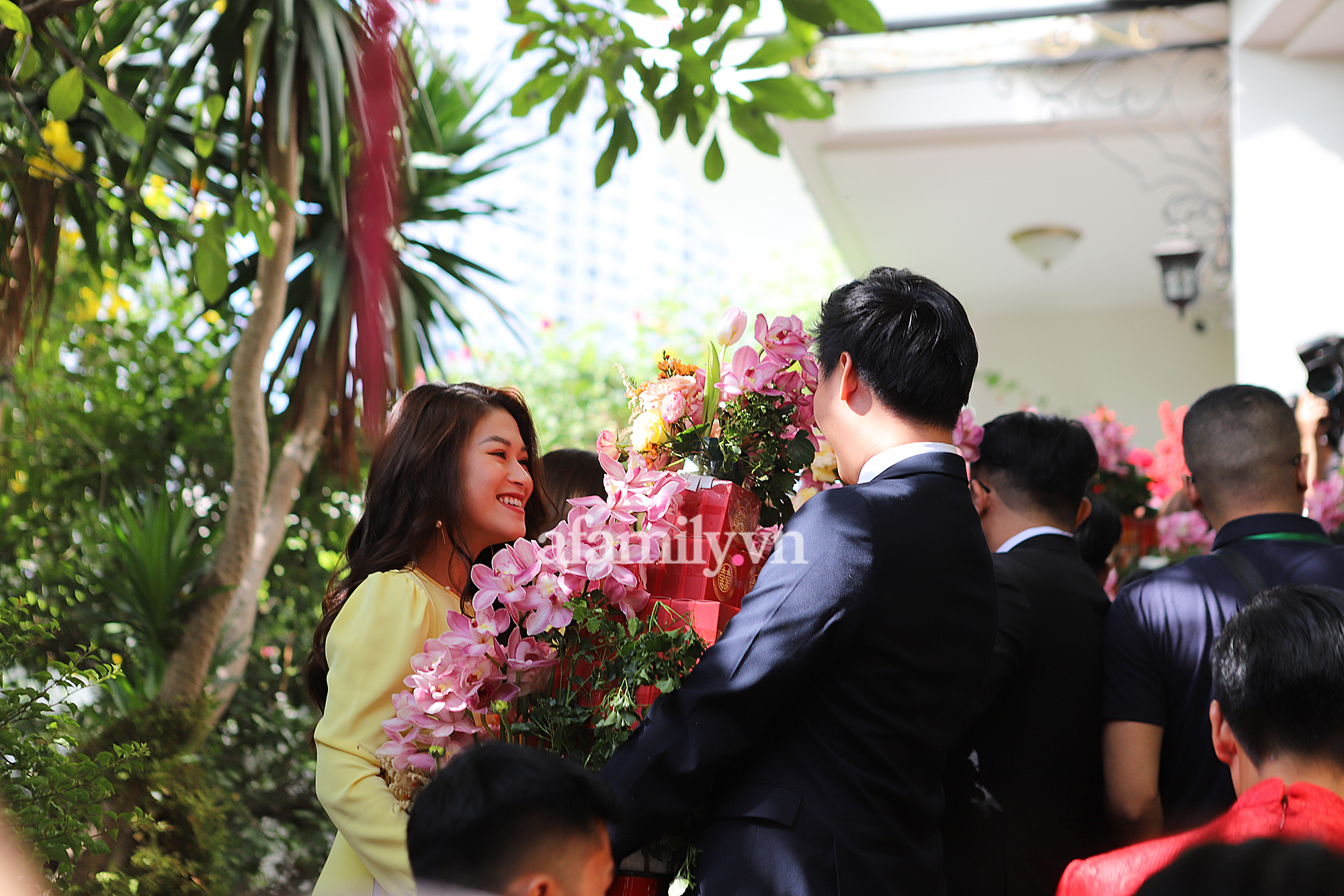 Trực tiếp đám cưới Phan Thành - Primmy Trương: Cô dâu chiếm spotlight với áo dài đỏ, nhẫn kim cương to đùng trên tay nhìn là nể ngay-32