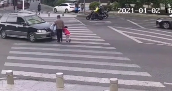Bất chấp sự ngăn cản của cháu gái, ông nội vẫn băng sang đường để rồi gặp phải thảm kịch, cảnh tượng kinh hoàng được camera ghi lại-3