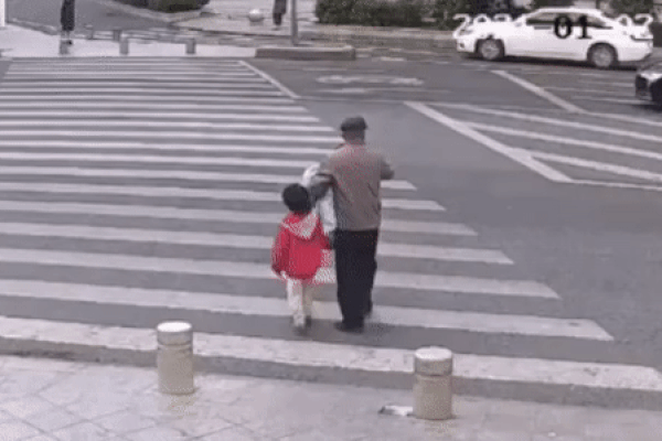 Bất chấp sự ngăn cản của cháu gái, ông nội vẫn băng sang đường để rồi gặp phải thảm kịch, cảnh tượng kinh hoàng được camera ghi lại