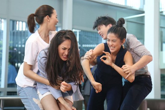 Đi đánh ghen thuê cùng bạn, vừa thấy 