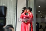Hình ảnh lạ lẫm của thiếu gia Phan Thành trong chiếc áo dài đỏ, đăm chiêu đứng giữa ngõ cầm hoa cưới ngóng cô dâu Primmy Trương-14