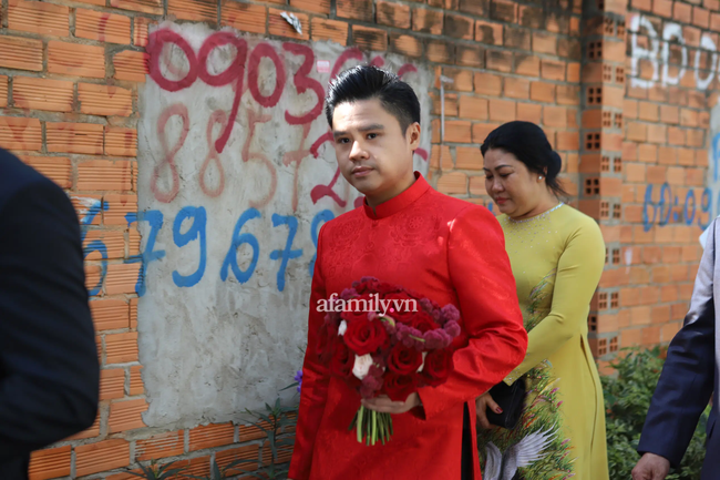 Hình ảnh lạ lẫm của thiếu gia Phan Thành trong chiếc áo dài đỏ, đăm chiêu đứng giữa ngõ cầm hoa cưới ngóng cô dâu Primmy Trương-3