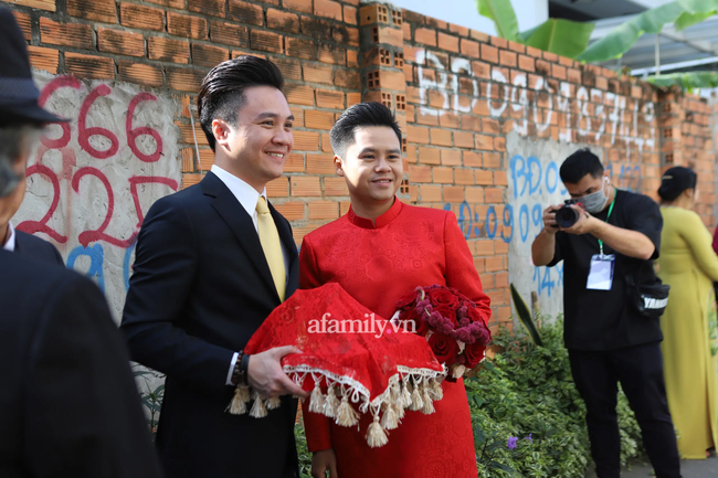 Hình ảnh lạ lẫm của thiếu gia Phan Thành trong chiếc áo dài đỏ, đăm chiêu đứng giữa ngõ cầm hoa cưới ngóng cô dâu Primmy Trương-4