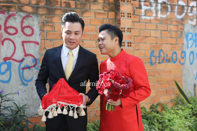 Hình ảnh lạ lẫm của thiếu gia Phan Thành trong chiếc áo dài đỏ, đăm chiêu đứng giữa ngõ cầm hoa cưới ngóng cô dâu Primmy Trương-5