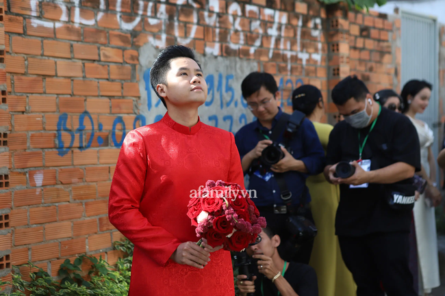 Hình ảnh lạ lẫm của thiếu gia Phan Thành trong chiếc áo dài đỏ, đăm chiêu đứng giữa ngõ cầm hoa cưới ngóng cô dâu Primmy Trương-6