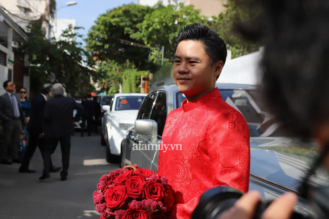 Hình ảnh lạ lẫm của thiếu gia Phan Thành trong chiếc áo dài đỏ, đăm chiêu đứng giữa ngõ cầm hoa cưới ngóng cô dâu Primmy Trương-7