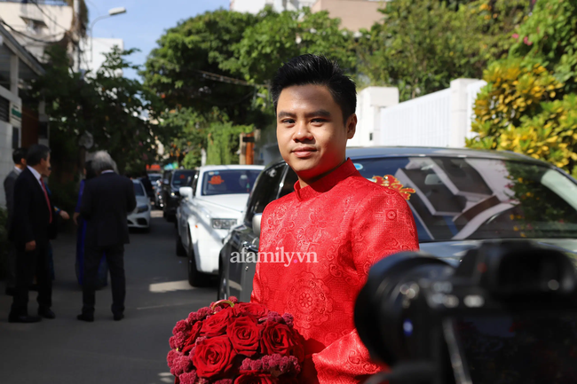 Hình ảnh lạ lẫm của thiếu gia Phan Thành trong chiếc áo dài đỏ, đăm chiêu đứng giữa ngõ cầm hoa cưới ngóng cô dâu Primmy Trương-8