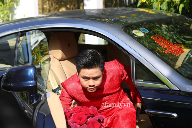 Hình ảnh lạ lẫm của thiếu gia Phan Thành trong chiếc áo dài đỏ, đăm chiêu đứng giữa ngõ cầm hoa cưới ngóng cô dâu Primmy Trương-1