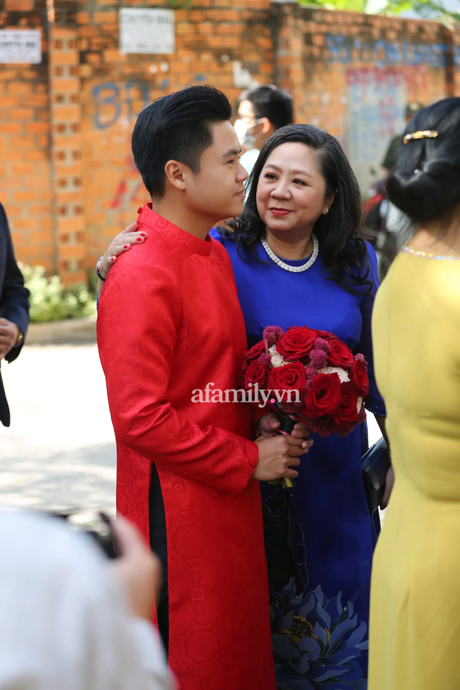 Hình ảnh lạ lẫm của thiếu gia Phan Thành trong chiếc áo dài đỏ, đăm chiêu đứng giữa ngõ cầm hoa cưới ngóng cô dâu Primmy Trương-10
