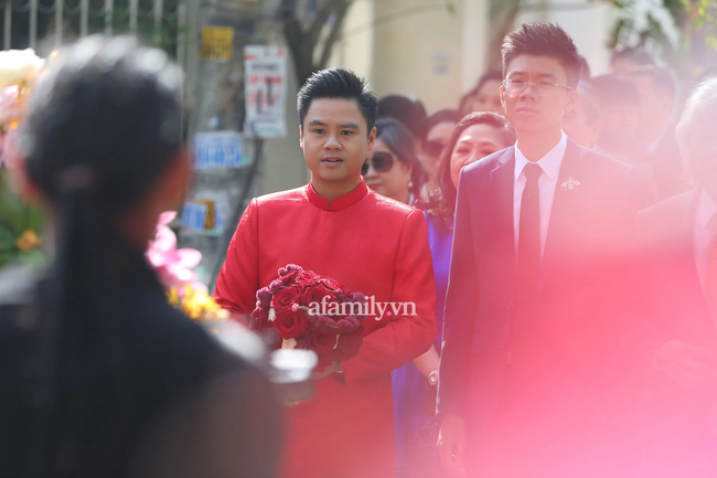 Hình ảnh lạ lẫm của thiếu gia Phan Thành trong chiếc áo dài đỏ, đăm chiêu đứng giữa ngõ cầm hoa cưới ngóng cô dâu Primmy Trương-11