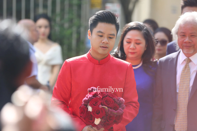 Hình ảnh lạ lẫm của thiếu gia Phan Thành trong chiếc áo dài đỏ, đăm chiêu đứng giữa ngõ cầm hoa cưới ngóng cô dâu Primmy Trương-12