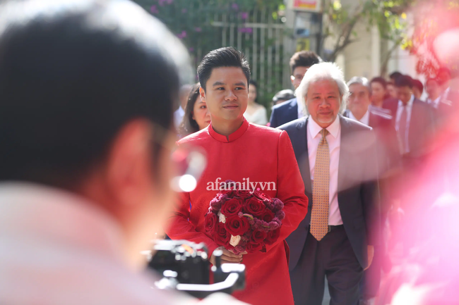 Hình ảnh lạ lẫm của thiếu gia Phan Thành trong chiếc áo dài đỏ, đăm chiêu đứng giữa ngõ cầm hoa cưới ngóng cô dâu Primmy Trương-13