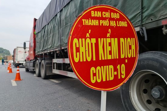 Ùn tắc tại chốt kiểm dịch Covid-19 cửa ngõ TP Hạ Long