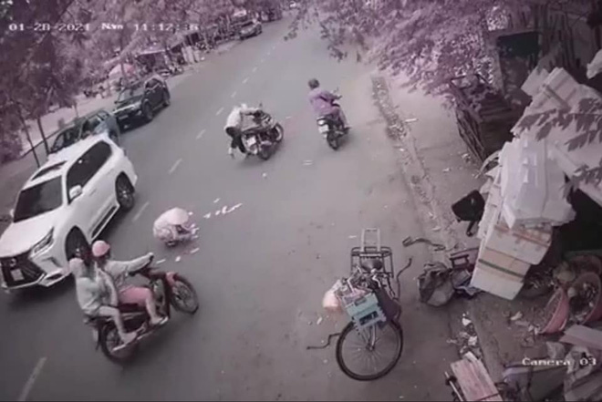 Nhóm người lao ra đường nhặt 30 triệu tiền rơi, chiếc xe thứ 3 dừng lại khiến tất cả bức xúc-3