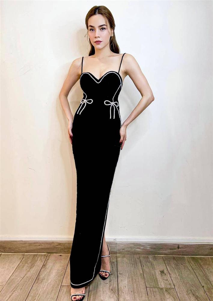 Hồ Ngọc Hà trễ nải vòng 1 nóng bỏng siêu cấp với váy hai dây nhung đen-5