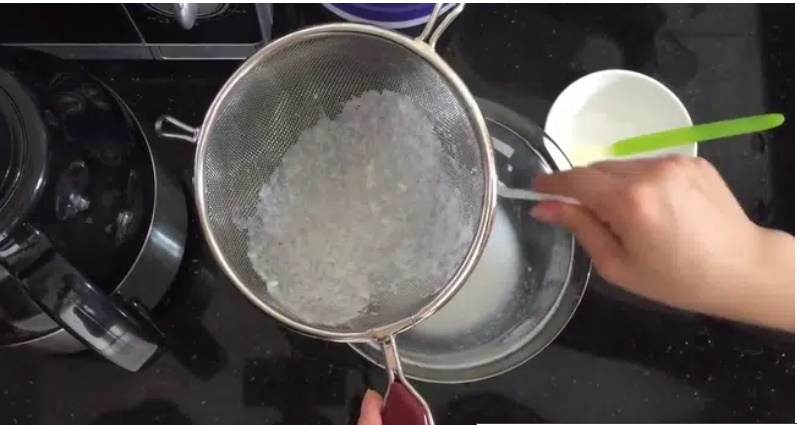 Đang ăn dặm, bé 8 tháng tuổi bỗng nôn ói và khóc dữ dội, thủ phạm chính thứ nhà nào cũng dùng-4