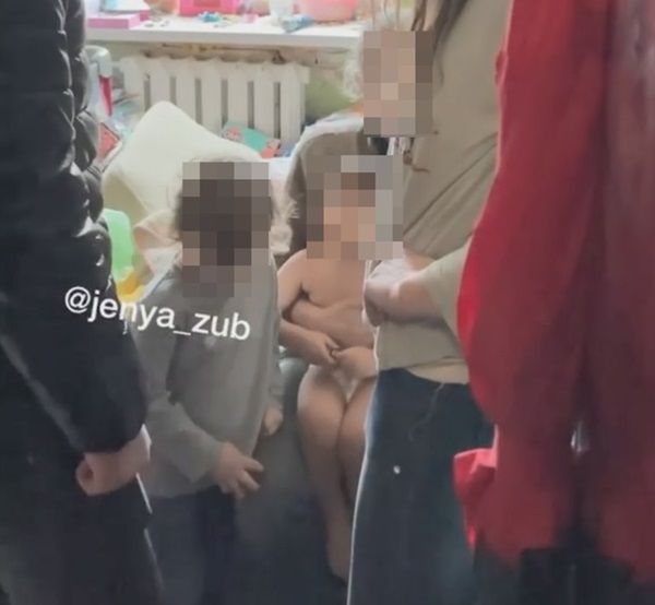 Nghe tin cấp báo của người dân, cảnh sát phát hiện cảnh ám ảnh chưa từng thấy: 2 đứa trẻ sống chung với rác, ăn thịt chó hoang cho qua ngày đoạn tháng-3