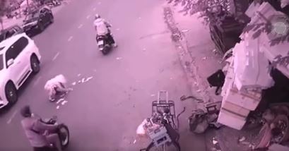 Lời kể của cô gái làm rơi bọc tiền 30 triệu đồng, bị hôi của trong tích tắc: Mình năn nỉ khóc lóc mà không ai trả lại-1