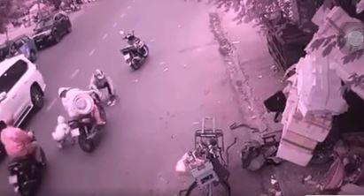 Lời kể của cô gái làm rơi bọc tiền 30 triệu đồng, bị hôi của trong tích tắc: Mình năn nỉ khóc lóc mà không ai trả lại-2