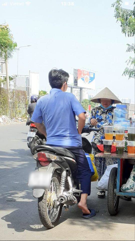 Lời kể của cô gái làm rơi bọc tiền 30 triệu đồng, bị hôi của trong tích tắc: Mình năn nỉ khóc lóc mà không ai trả lại-3