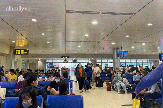 Bé gái 8 tuổi ở TP.HCM tái dương tính SARS-CoV-2 sau khi xuất viện được đưa đi cách ly cùng mẹ-1