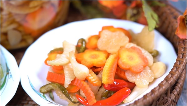 Món ngon trong mâm cỗ Tết cổ truyền miền Trung: Có tôm chua ăn mãi không chán, ai&nbsp;cũng xuýt xoa khen-5