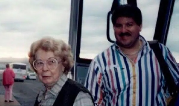 Mở tủ đông của nhà bà, cháu gái hét lên khi thấy xác bà bên trong nhìn mình trừng trừng, vạch trần tội ác đến từ mối tình đôi đũa lệch-4