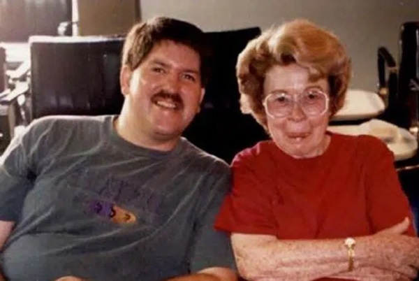 Mở tủ đông của nhà bà, cháu gái hét lên khi thấy xác bà bên trong nhìn mình trừng trừng, vạch trần tội ác đến từ mối tình đôi đũa lệch-5