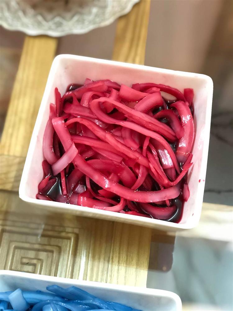 Chị em trổ tài làm mứt nhâm nhi ngày Tết: Mứt ngũ sắc thơm ngon đẹp mắt, mứt gừng đỏ vừa lạ vừa thơm!-9